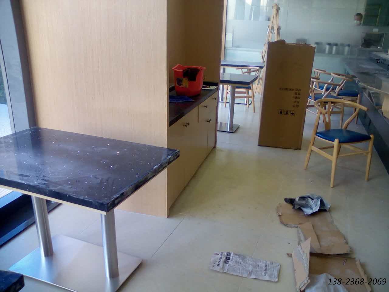 大河回轉壽司案例之石英石餐桌，Y椅，卡座沙發